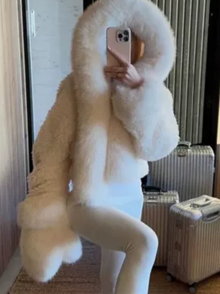 Manteau court en fausse fourrure à capuche Estelle