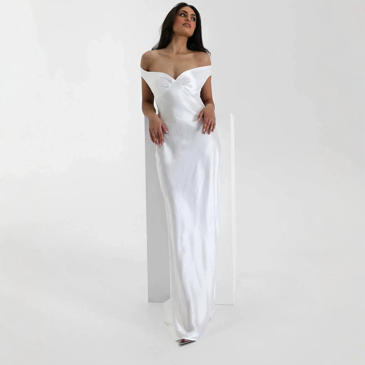 Robe longue en satin épaules dénudées Alma