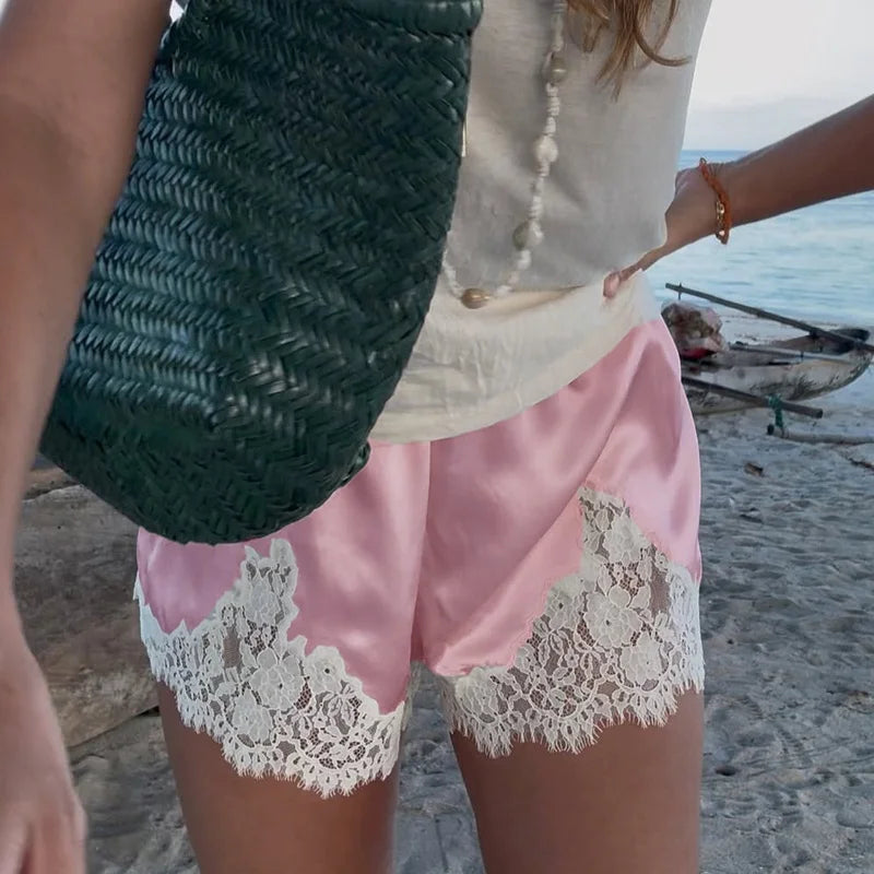 Short en satin à bordure de dentelle Jacqueline