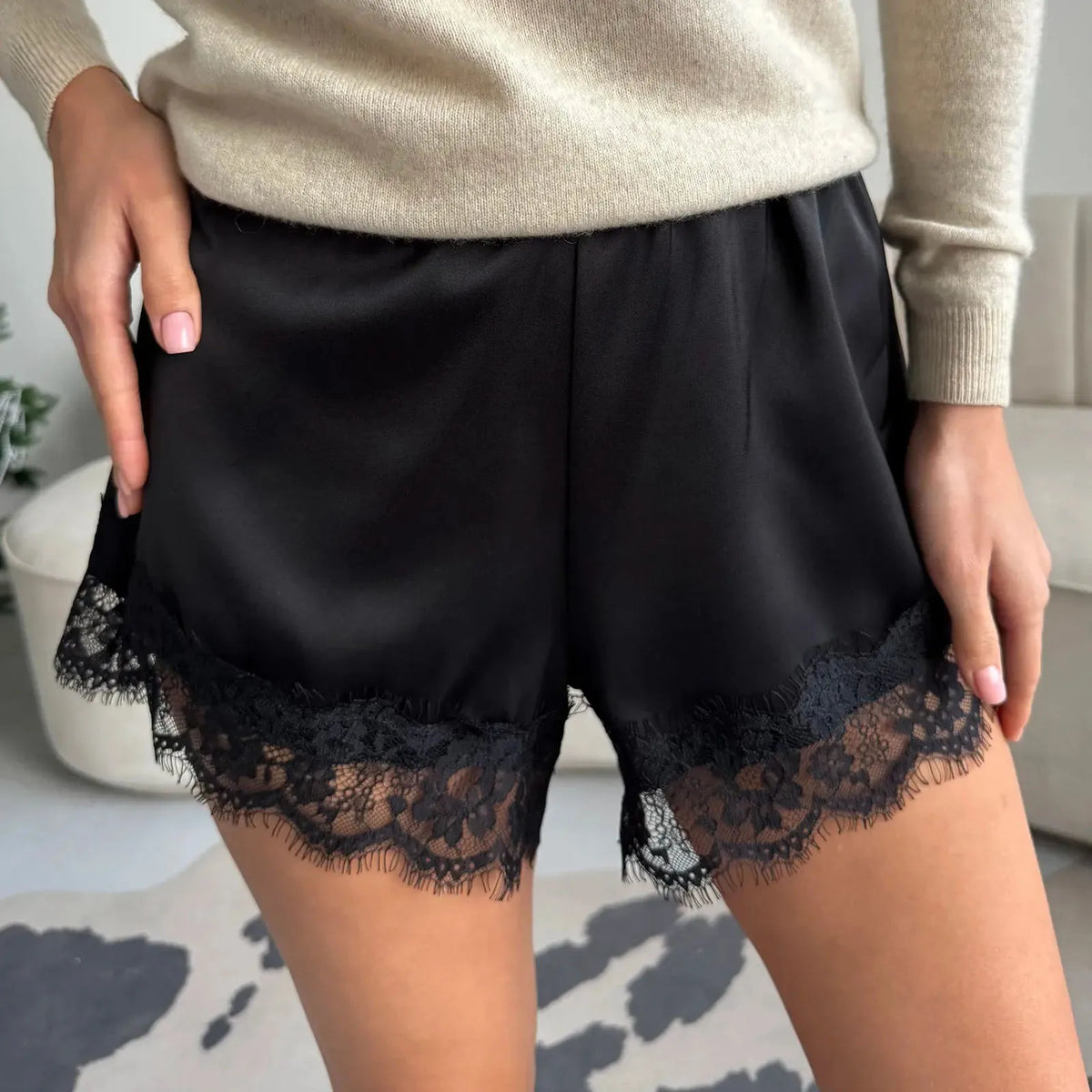 Mini-short satiné à dentelle Norah