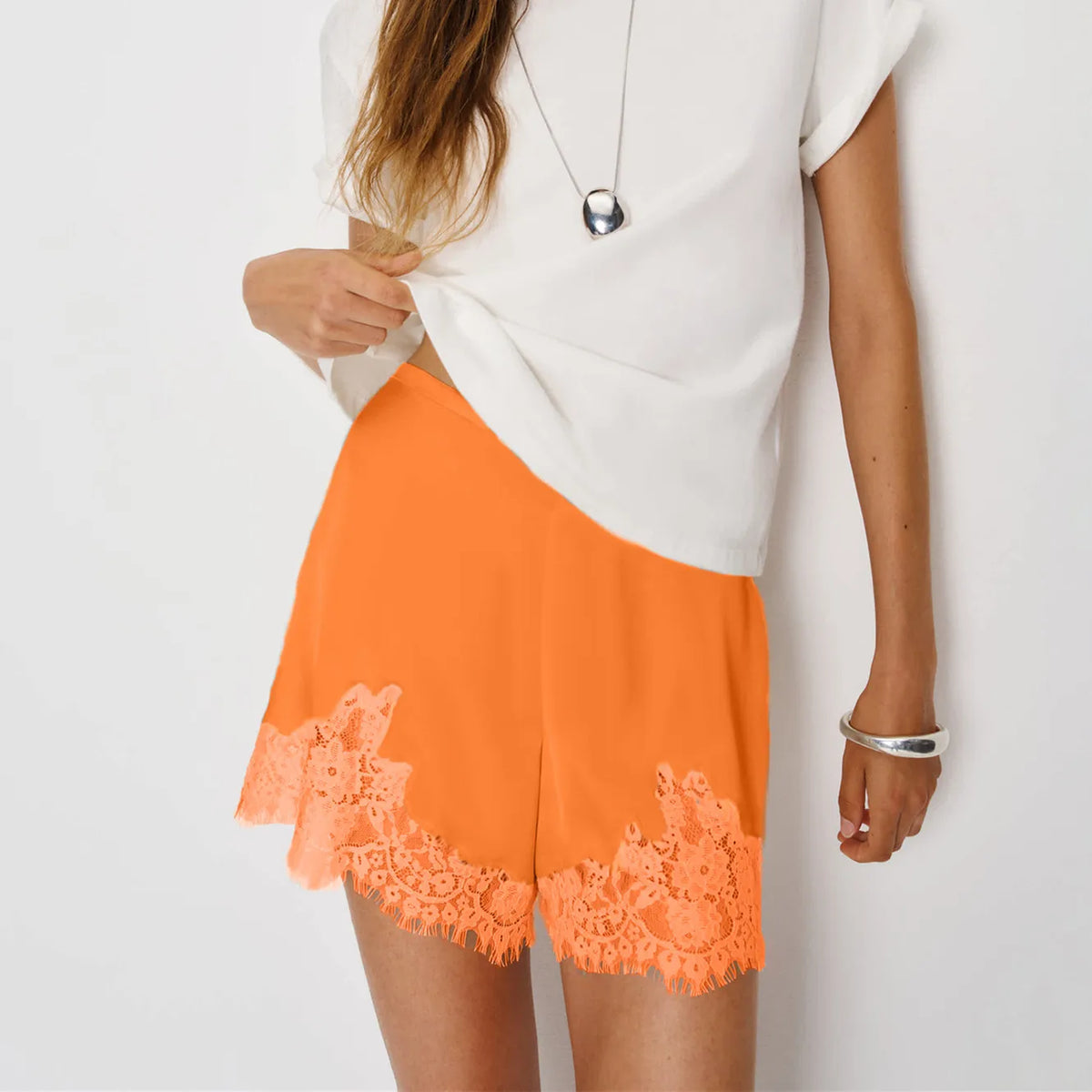 Short satiné à bordure de dentelle Lou