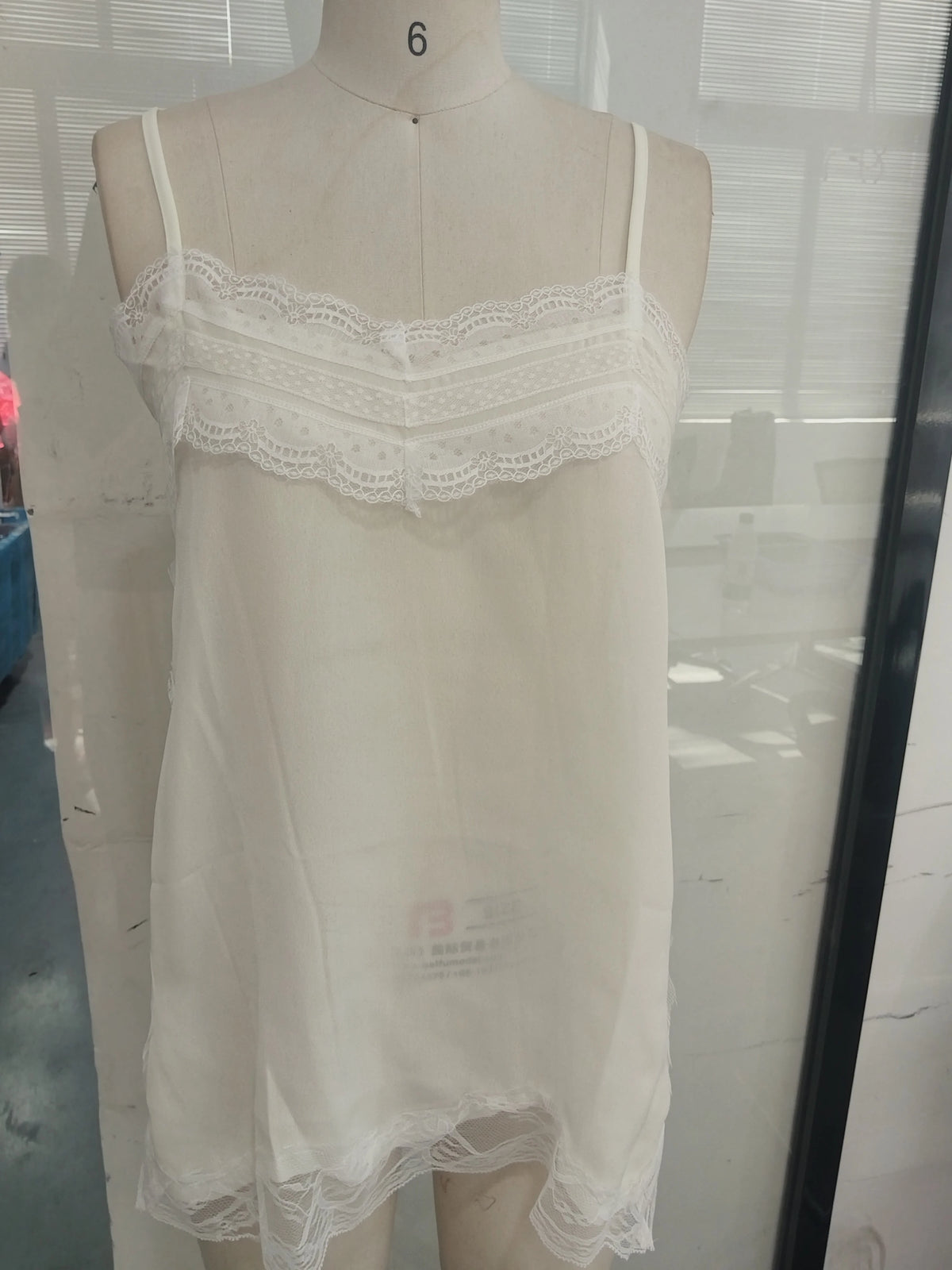 Robe courte en satin et dentelle Marion