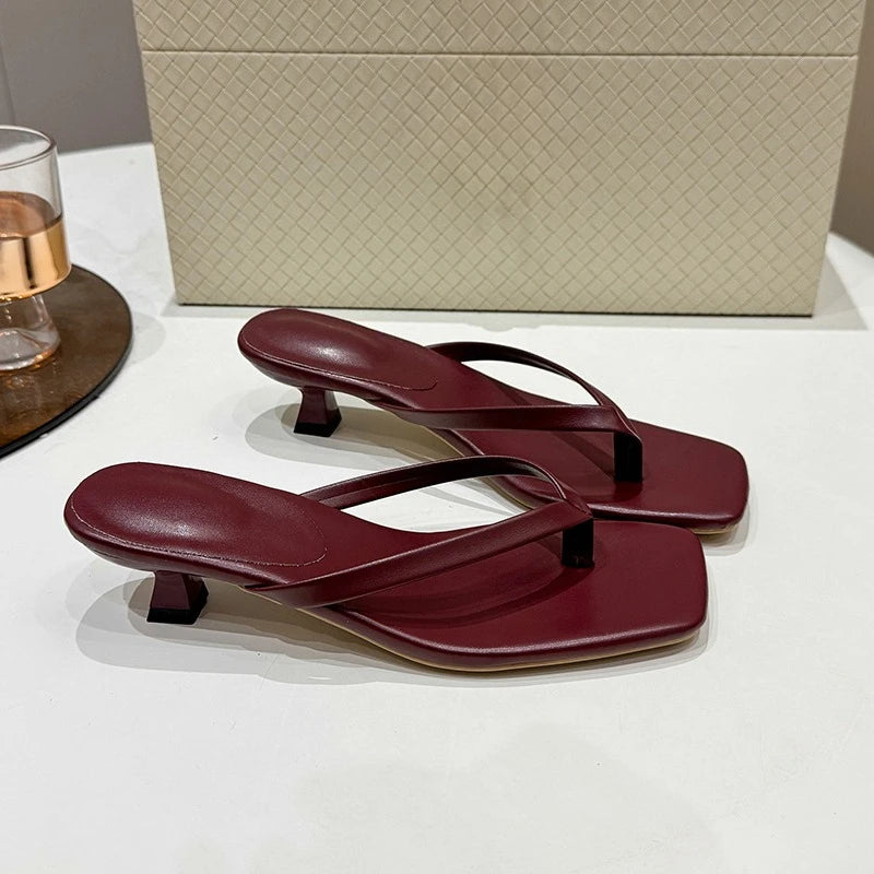 Pantoletten mit kleinem Absatz und Riemen Eulalie