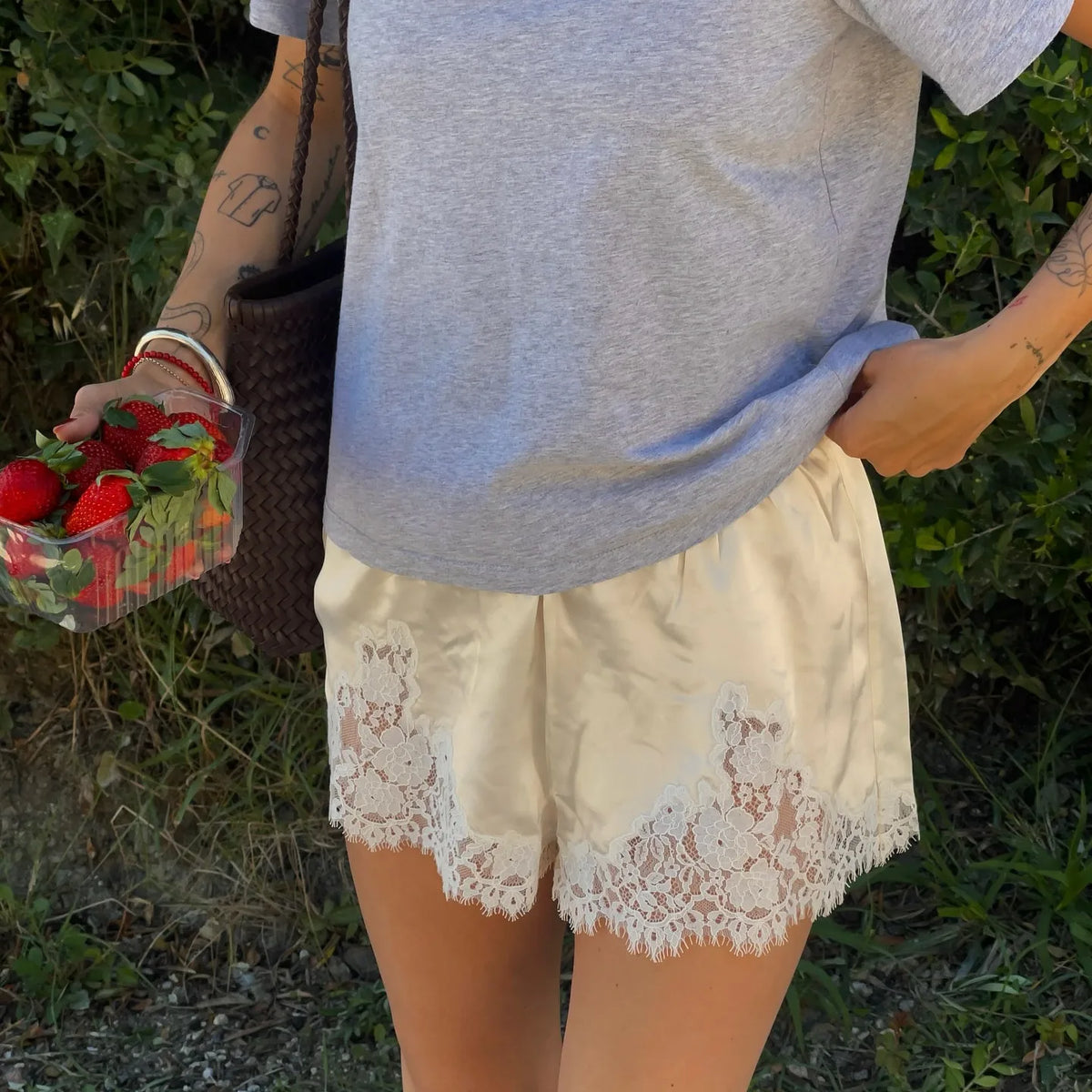 Short satiné à bordure de dentelle Lou