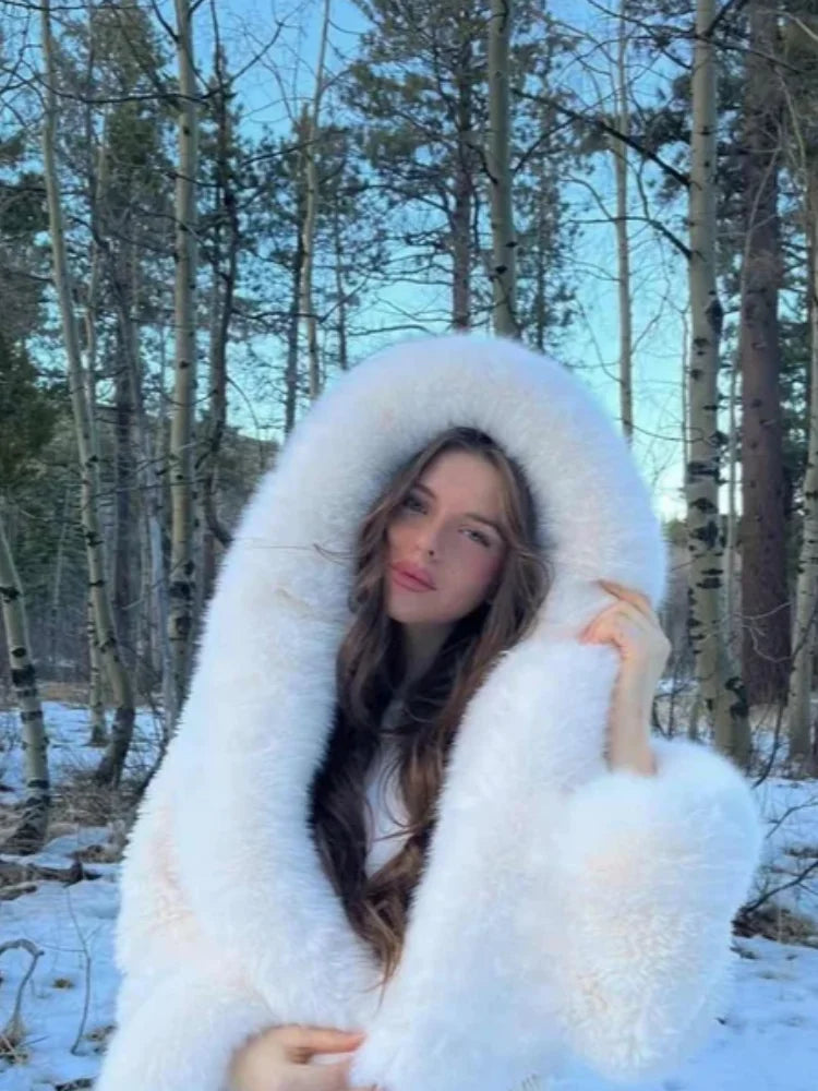 Manteau court en fausse fourrure à capuche Estelle