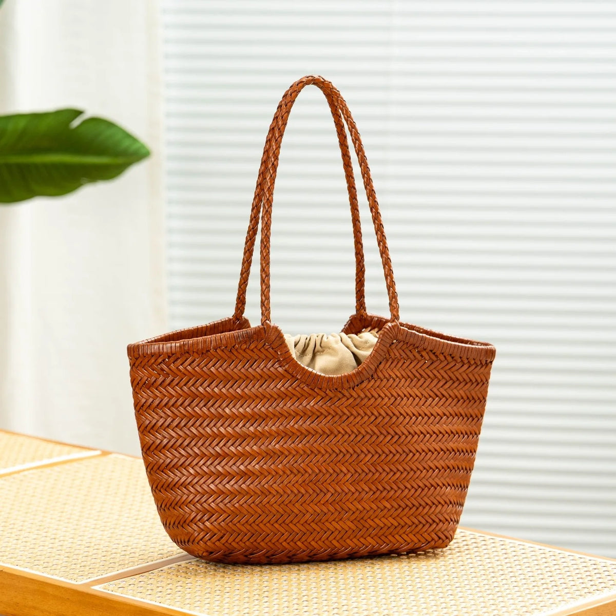 Panier tressé effet cuir Laetitia