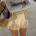 Short en satin à bordure de dentelle Jacqueline