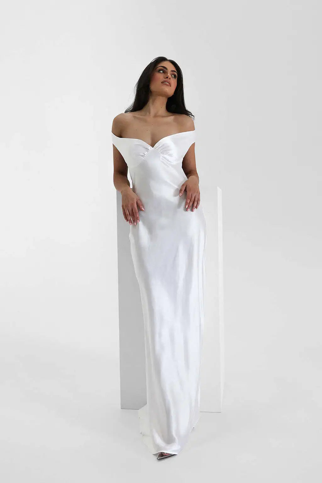 Robe longue en satin épaules dénudées Alma