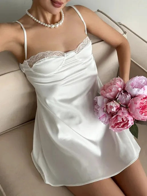 Robe nuisette courte en satin et dentelle Pauline