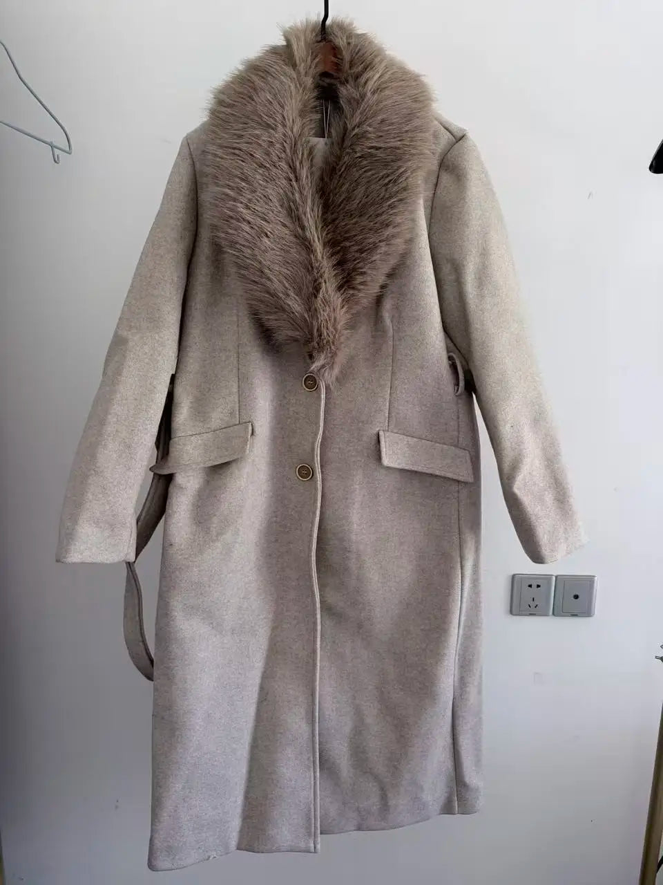 Manteau ceinturé à col en fausse fourrure Lisette
