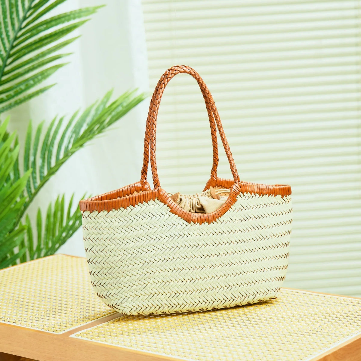 Panier tressé effet cuir Laetitia