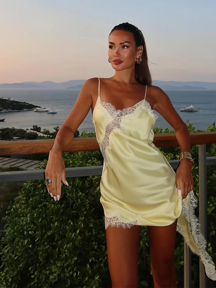 Robe courte en satin et dentelle Marion