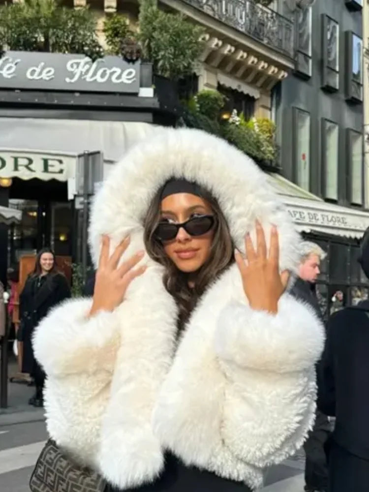 Manteau court en fausse fourrure à capuche Estelle