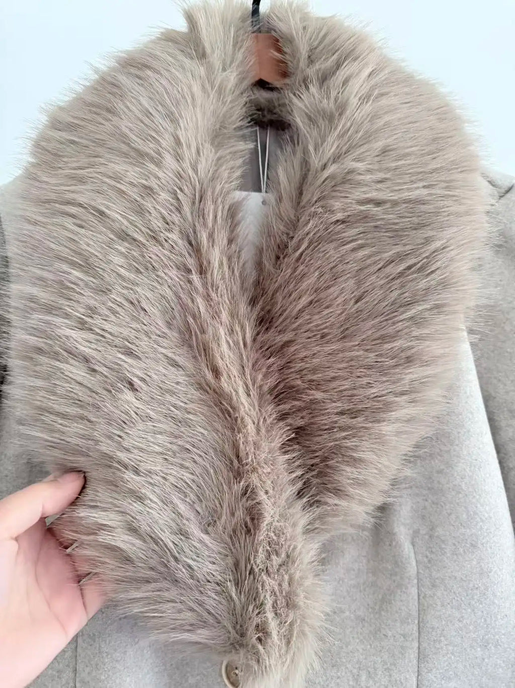 Manteau ceinturé à col en fausse fourrure Lisette