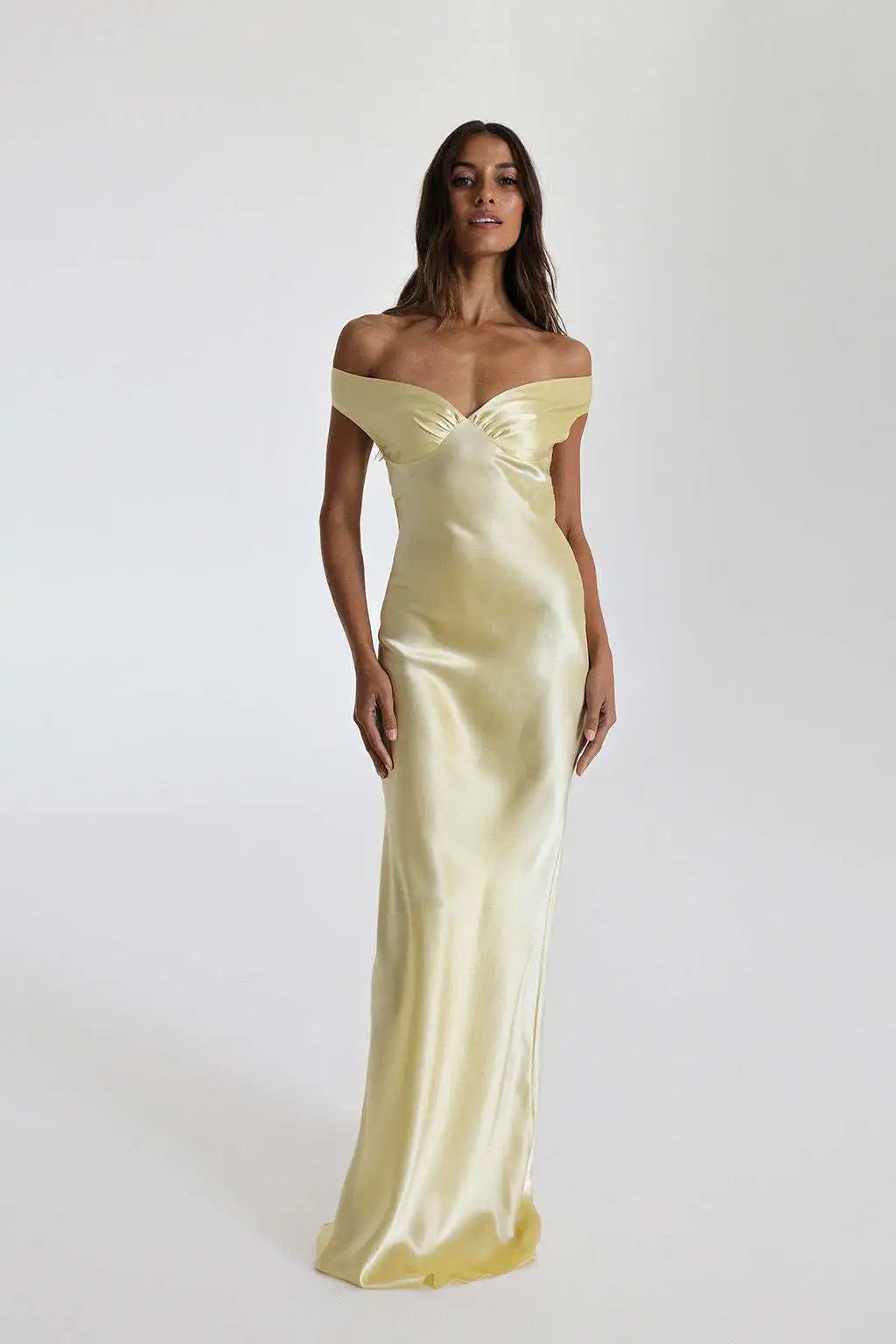 Robe longue en satin épaules dénudées Alma