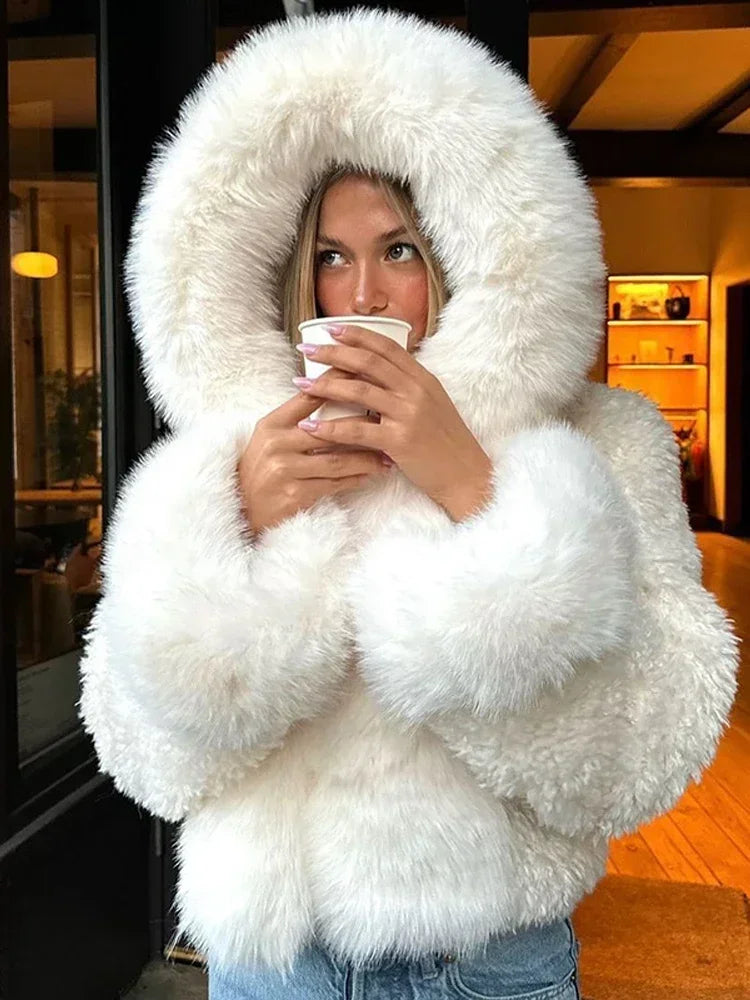 Manteau court en fausse fourrure à capuche Estelle