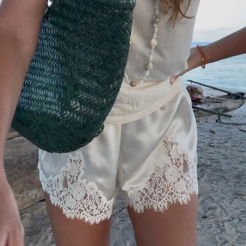 Short en satin à bordure de dentelle Jacqueline