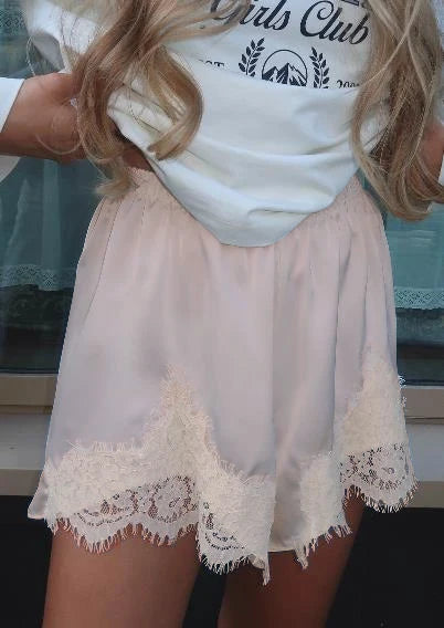 Short satiné à bordure de dentelle Lou