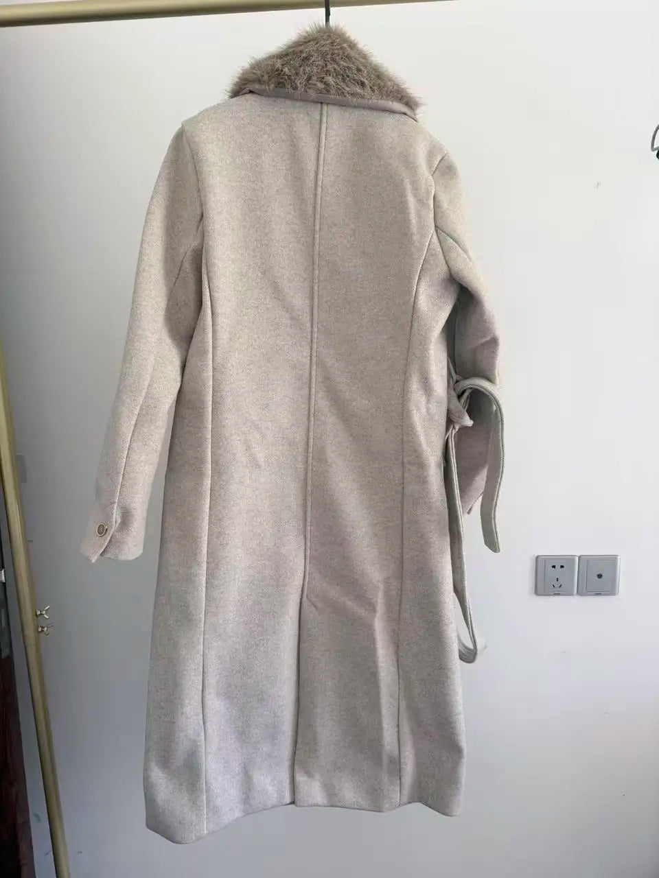 Manteau ceinturé à col en fausse fourrure Lisette