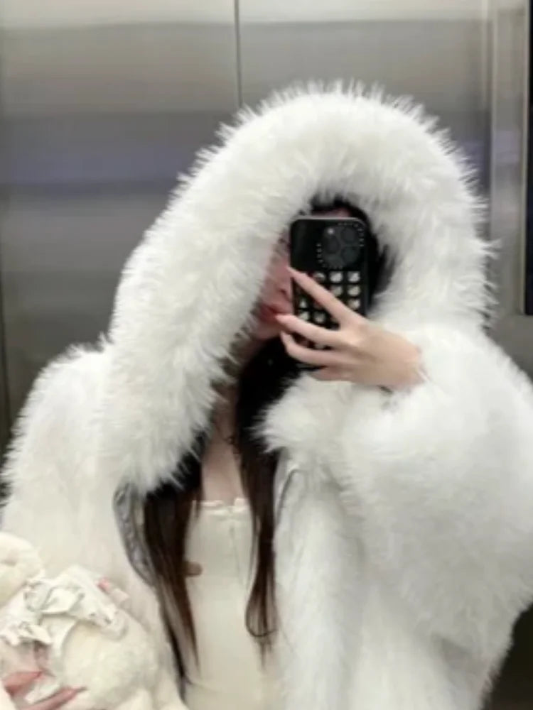 Manteau court en fausse fourrure à capuche Estelle