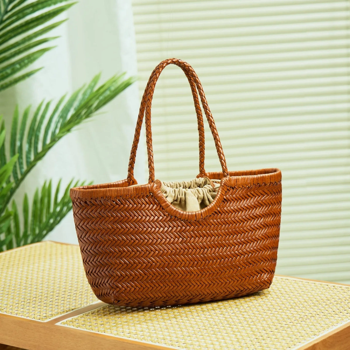 Panier tressé effet cuir Laetitia