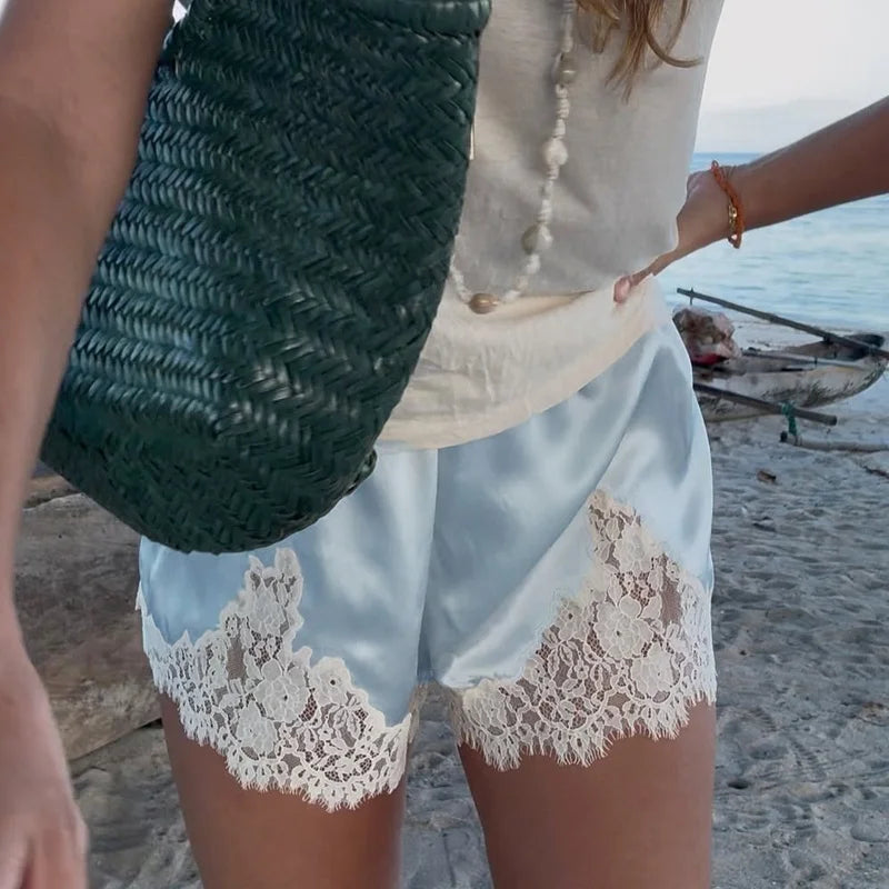 Short en satin à bordure de dentelle Jacqueline
