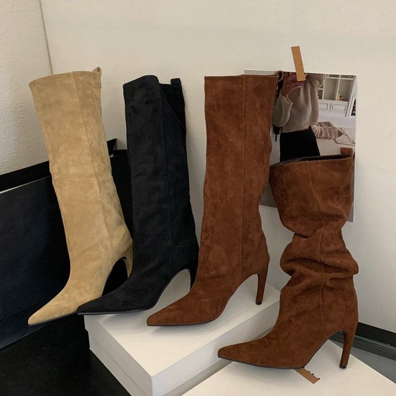 Kniehohe Stiefel mit spitzer Zehenpartie Noëlie