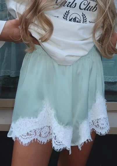 Short satiné à bordure de dentelle Lou
