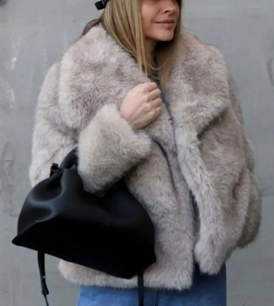 Veste courte en fausse fourrure Claudia