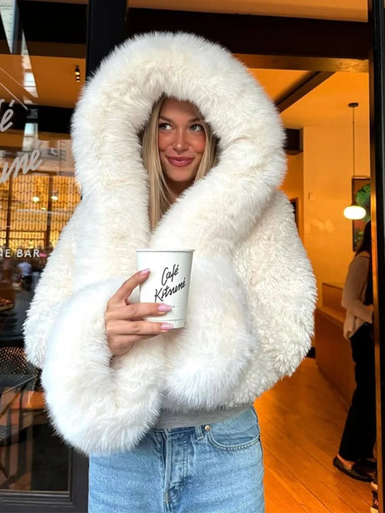 Manteau court en fausse fourrure à capuche Estelle